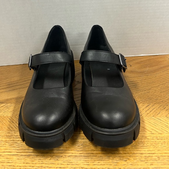 Madden NYC by Steve Madden Black Mary Jane Lug Platform Shoes. Size 8.5 - Picture 4 of 11